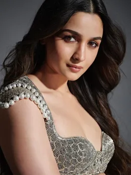 Madhuri Dixit Saree : હજારો લાખોની સાડીમાં માઘુરી દીક્ષિત ચમકી