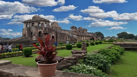 Mandu Fort | Mandu Fort History | Rani Rupmati Mahal | Famous Tourist Places In Madhya Pradesh | Hill Station In Madhya Pradesh | Mandavgarh Fort
