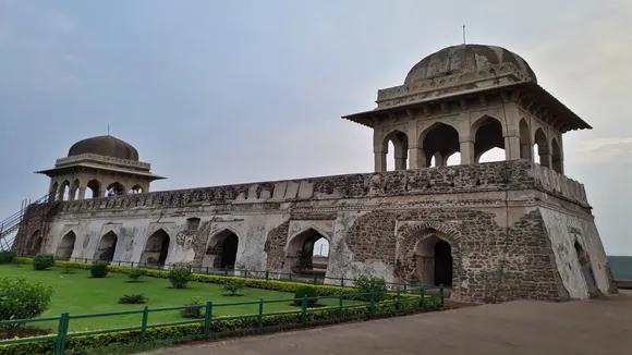 Mandu Fort | Mandu Fort History | Rani Rupmati Mahal | Famous Tourist Places In Madhya Pradesh | Hill Station In Madhya Pradesh | Mandavgarh Fort