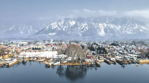 kashmir dal lake | kashmir famous tourist places | famous places in kashmir | dal lake jammu kashmir leh ladakh tour plan | Gulmarg Gondola | kashmir valley