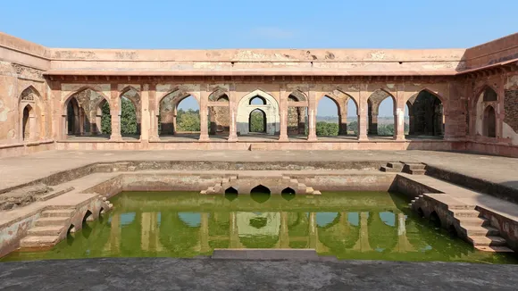Mandu Fort | Mandu Fort History | Rani Rupmati Mahal | Famous Tourist Places In Madhya Pradesh | Hill Station In Madhya Pradesh | Mandavgarh Fort