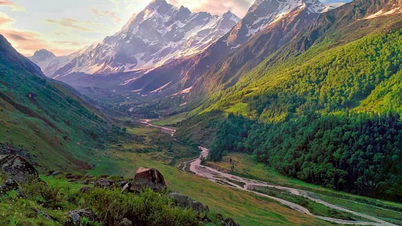 top 7 adventure tourist places in india | adventure tourist places in india | Bir Billing | Rishikesh | Ladakh | Manali | Gulmarg | Auli | Har Ki Doon Valley | famous tourist places in India