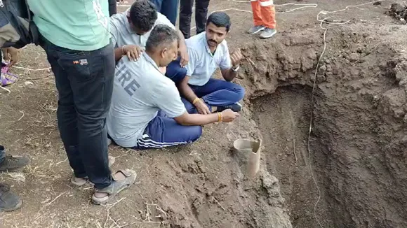Girl trapped in borewell in Amreli - 6