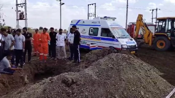 Girl trapped in borewell in Amreli - 5