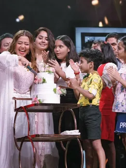 Neha Kakkar cake cutting photo