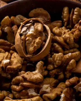 Walnuts health benefits in gujarati
