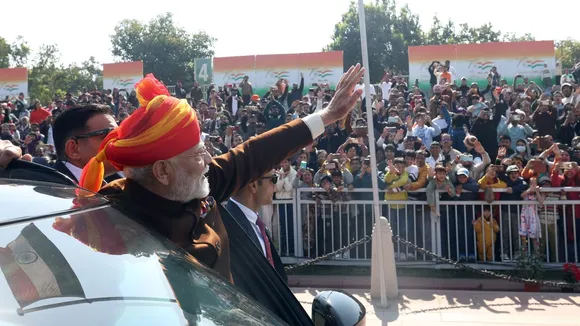 pm modi kesariya red turban, pm modi