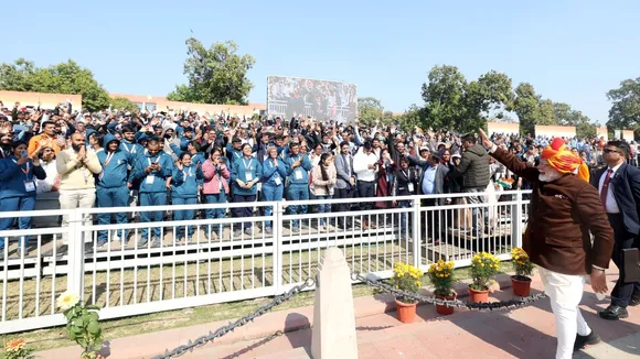pm modi kesariya red turban, pm modi