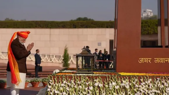pm modi kesariya red turban, pm modi
