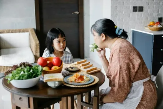 Social eating benefits, Japanese lifestyle for weight loss
