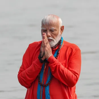 pm narendra modi | pm modi visit maha kumbh | pm modi in maha kumbh snan | pm modi snan in maha kumbh | pm modi visit prayagraj | maha kumbh 2025 mela | prayagraj kumbh mela | પીએમ મોદી મહા કુંભ સ્નાન | મહા કુંભ મેળો 2025 સ્નાન