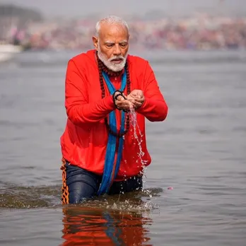 pm narendra modi | pm modi visit maha kumbh | pm modi in maha kumbh snan | pm modi snan in maha kumbh | pm modi visit prayagraj | maha kumbh 2025 mela | prayagraj kumbh mela | પીએમ મોદી મહા કુંભ સ્નાન | મહા કુંભ મેળો 2025 સ્નાન