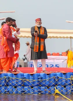 pm narendra modi | pm modi visit maha kumbh | pm modi in maha kumbh snan | pm modi snan in maha kumbh | pm modi visit prayagraj | maha kumbh 2025 mela | prayagraj kumbh mela | પીએમ મોદી મહા કુંભ સ્નાન | મહા કુંભ મેળો 2025 સ્નાન