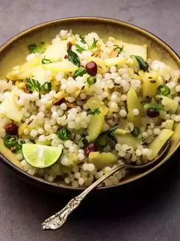 sabudana khichdi | sabudana khichdi recipe | sabudana khichdi recipe in Gujarati | sabudana recipes | farali recipes in gujarati | farali recipes for upvas | gujarati farali recipes