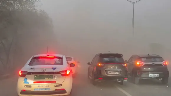 delhi dust strom weather imd updates 15 flights diverted