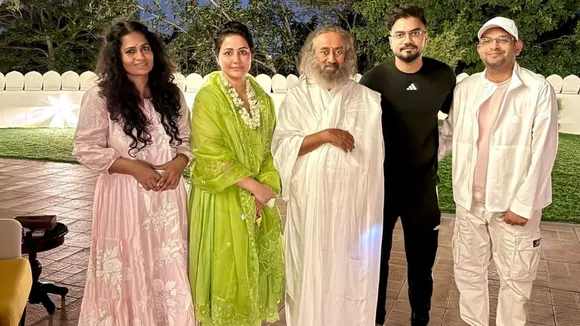 Hina Khan meets Sri Sri Ravi Shankar
