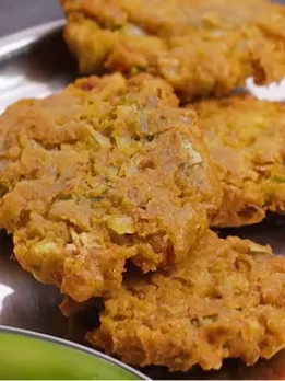 pakora recipe | kanda tikdi bhajiya | kanda tikdi vada recipe | monsoon special food | monsoon pakora recipe | pyaji tikdi pakora | કિસ્પી કાંદા ટીકડી ભજીયા
