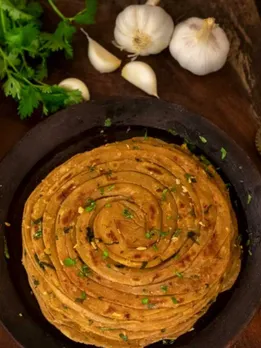 chili garlic paratha, chili garlic paratha recipe