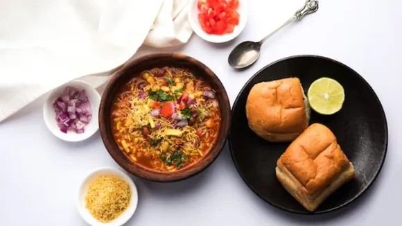 misal pav step by step recipe in gujarati | મુંબઈનું પ્રખ્યાત રેસ્ટોરન્ટ સ્ટાઇલ મિસળ પાવ રેસીપી