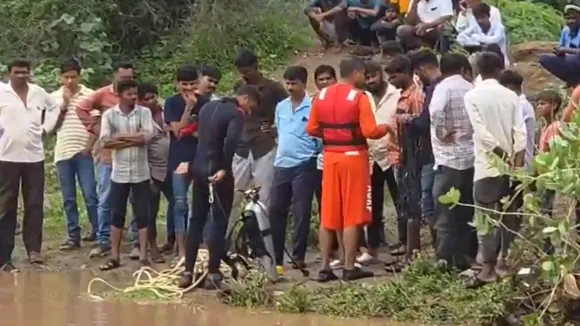 Botad, car overturned, Salangpur, Gujarati news