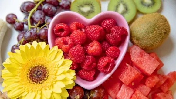 How to control cholesterol with food health tips in gujarati | કોલેસ્ટ્રોલ માટે હવે દવા નહીં ફક્ત યોગ્ય આહાર અને ગરમ પાણી પૂરતું છે!