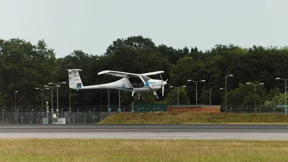 electric flight lands on london gatwick