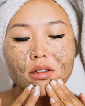 ત્વચા માટે ફેસ સ્ક્રબના ફાયદા