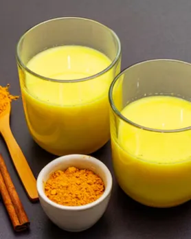 turmeric milk | ચોમાસા માટે રોગપ્રતિકારક શક્તિ વધારનારા પીણાં