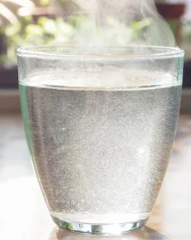 warm water | ચોમાસા માટે રોગપ્રતિકારક શક્તિ વધારનારા પીણાં