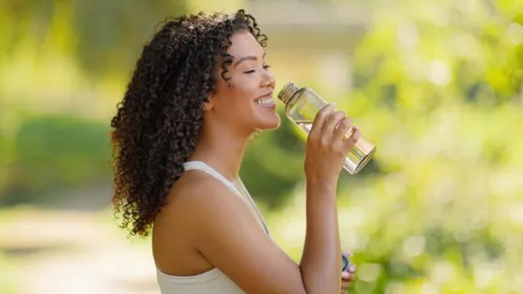 પાણી પીવાની સાચી રીત ઉભા ઉભા પાણી પીવાથી ઘૂંટણને થતી અસર સત્ય અને વૈજ્ઞાનિક તથ્યો હેલ્થ ટિપ્સ