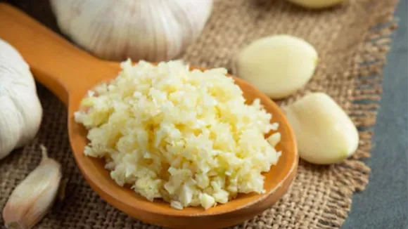 લસણ ખાલી પેટ ખાવાના ફાયદા ગેરફાયદા હેલ્થ ટિપ્સ