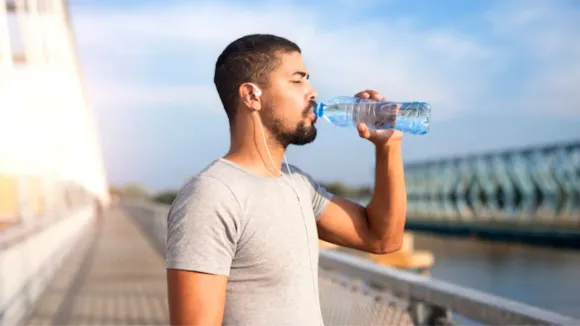 સ્ત્રી અને પુરુષ એક દિવસમાં કેટલું પાણી પી શકે હેલ્થ ટિપ્સ