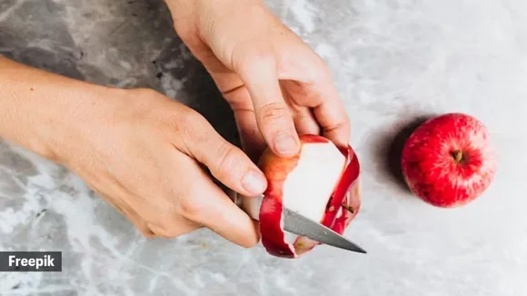 સફરજન છાલ સાથે ખાવા જોઈએ કે છાલ વગર ફાયદા હેલ્થ ટિપ્સ