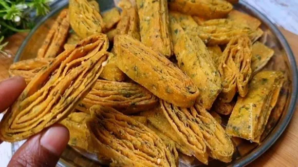 Layered Methi Mathri Recipe In Gujarati