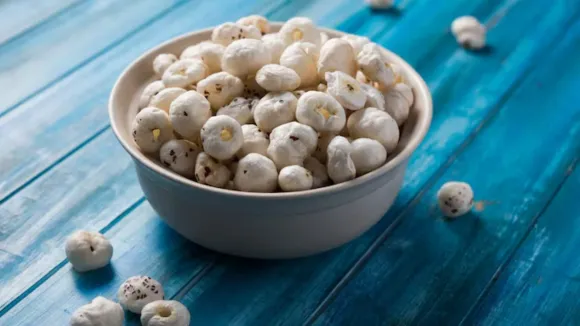 મખાના ક્યા લોકોએ ખાવાનું ટાળવું જોઈએ ફાયદા હેલ્થ ટીપ્સ। which people should avoid eating makhana Health tips in gujarati