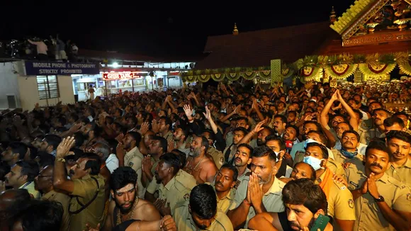 പൊന്നമ്പലമേട്ടിൽ ദർശന സുകൃതമായി മകരവിളക്ക്, അയ്യനെ കൺനിറയെ കണ്ട് ഭക്തർ