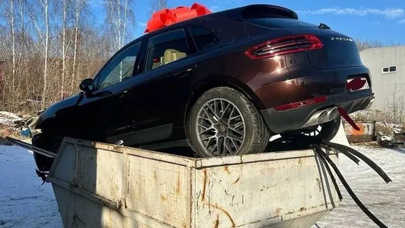 Russian man discards Porsche Macan