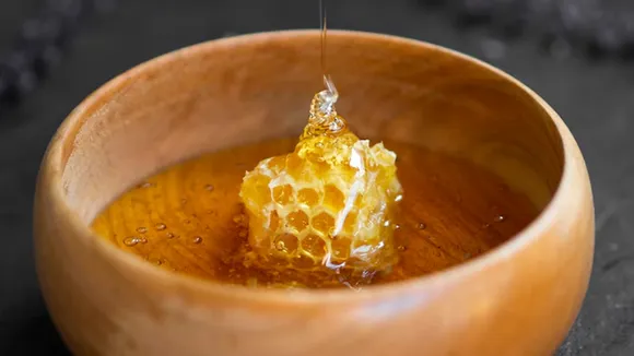 Benefits Of Using Honey On Lips 