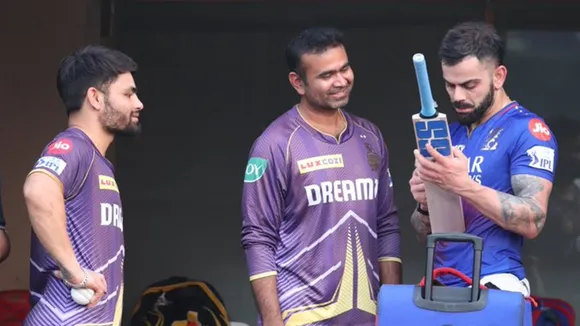 Virat Kohli, gifts bat, Rinku Singh