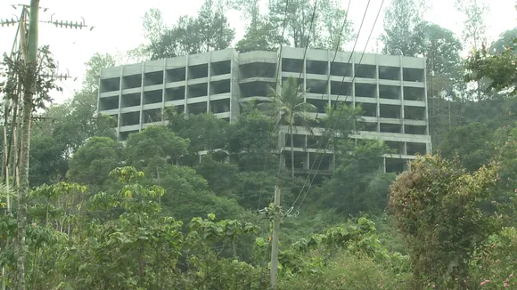 ദേവികുളം താലൂക്കിലെ കയ്യേറ്റങ്ങൾ ഒഴിപ്പിക്കുന്നതിനാണ് റവന്യു വകുപ്പ് മന്ത്രി ഇ.ചന്ദ്രശേഖരൻ ഉദ്യോഗസ്ഥർക്ക് പച്ചക്കൊടി കാട്ടിയത്
