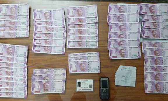 ബംഗ്ലാദേശ് അതിര്‍ത്തി വഴി 2000 രൂപയുടെ വ്യാജനോട്ടുകള്‍ കടത്താന്‍ ശ്രമിച്ചയാളെ സൈന്യം പിടികൂടി