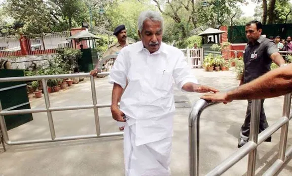 സോളാർ കേസ്: കമ്മിഷൻ റിപ്പോർട്ട് ആവശ്യപ്പെട്ട് ഉമ്മൻചാണ്ടി മുഖ്യമന്ത്രി പിണറായി വിജയനു കത്തു നൽകും