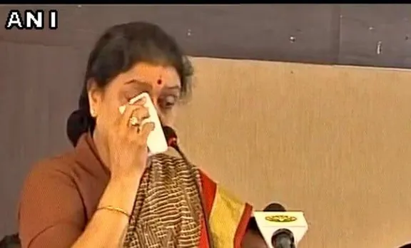 കണ്ണീരണിഞ്ഞ് ശശികല; 'ജീവന്‍ നല്‍കിയും പാര്‍ട്ടിയെ രക്ഷിക്കും'