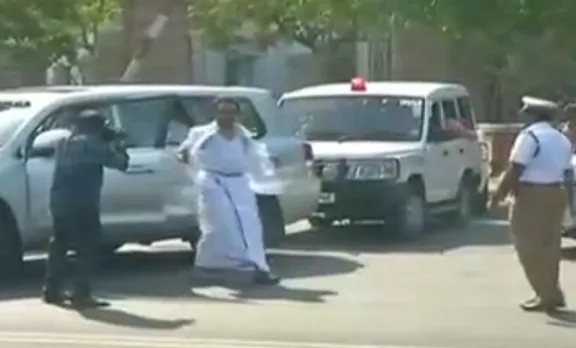 നാടകീയം നിയമസഭ: 'ഇതാ കാണൂ അതിക്രമം'; തന്റെ വസ്ത്രം വലിച്ചു കീറിയതായി സ്റ്റാലിന്‍
