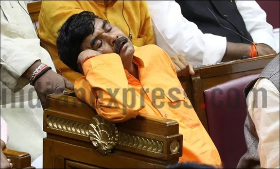 ഉത്തർപ്രദേശ് നിയമസഭയിൽ യോഗി ആദിത്യ നാഥിന്റെ ആദ്യ പ്രസംഗത്തിനിടെ കൂട്ടയുറക്കം - ചിത്രങ്ങൾ വൈറൽ