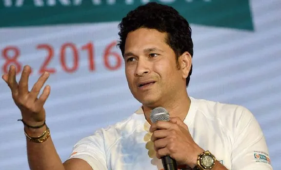 ദൈവത്തിന്റെ 'കൈയ്യബദ്ധം'; സച്ചിന്റെ അമളിയെ ട്രോളി സോഷ്യല്‍ മീഡിയ