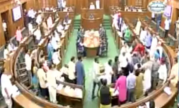 ഡല്‍ഹി നിയമസഭയില്‍ നാടകീയ രംഗങ്ങള്‍; കപില്‍ മിശ്രയെ എഎപി എംഎല്‍എമാര്‍ കൈയേറ്റം ചെയ്തു