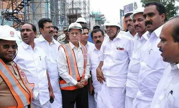 കൊച്ചി മെട്രോയില്‍ പൂച്ചെടി വെച്ചു പിടിപ്പിക്കുകയാണ് പിണറായി സര്‍ക്കാര്‍ ചെയ്തതെന്ന് അഡ്വ.  ജയശങ്കര്‍
