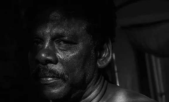 ഇരുളില്‍ തേങ്ങാപ്പൂളുമായി പറന്നുവരുന്ന ഒരു കാക്ക