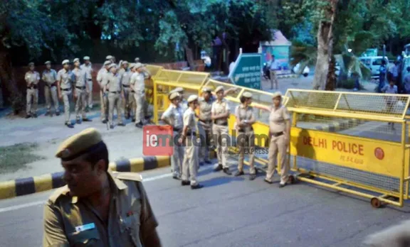 ബീഫ് സത്കാരം: കേരള ഹൗസിന് പുറത്ത് പത്മവ്യൂഹം തീര്‍ത്ത് ഡല്‍ഹി പൊലീസ്